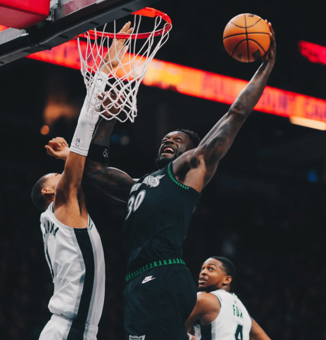 天博体育官方入口-文班37+15+5帽创NBA历史第一神迹！马刺2-1复仇森林狼，麦丹22中5